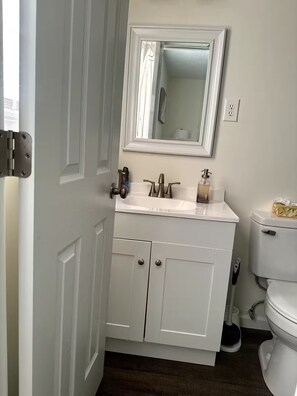 Toallas, jabón, papel de baño 