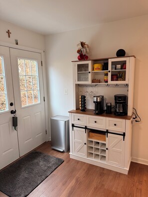 Interior - Cozy Glen Rock Cabin - Fully Stocked Coffee Bar! (Glen Rock)