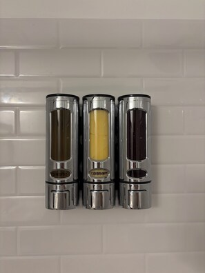 Sèche-cheveux, serviettes fournies, savon, shampoing