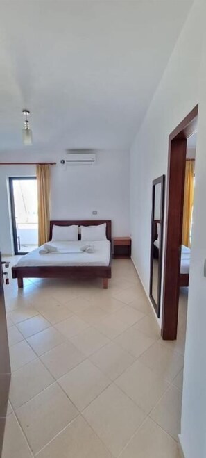 Habitación doble | Escritorio y ropa de cama