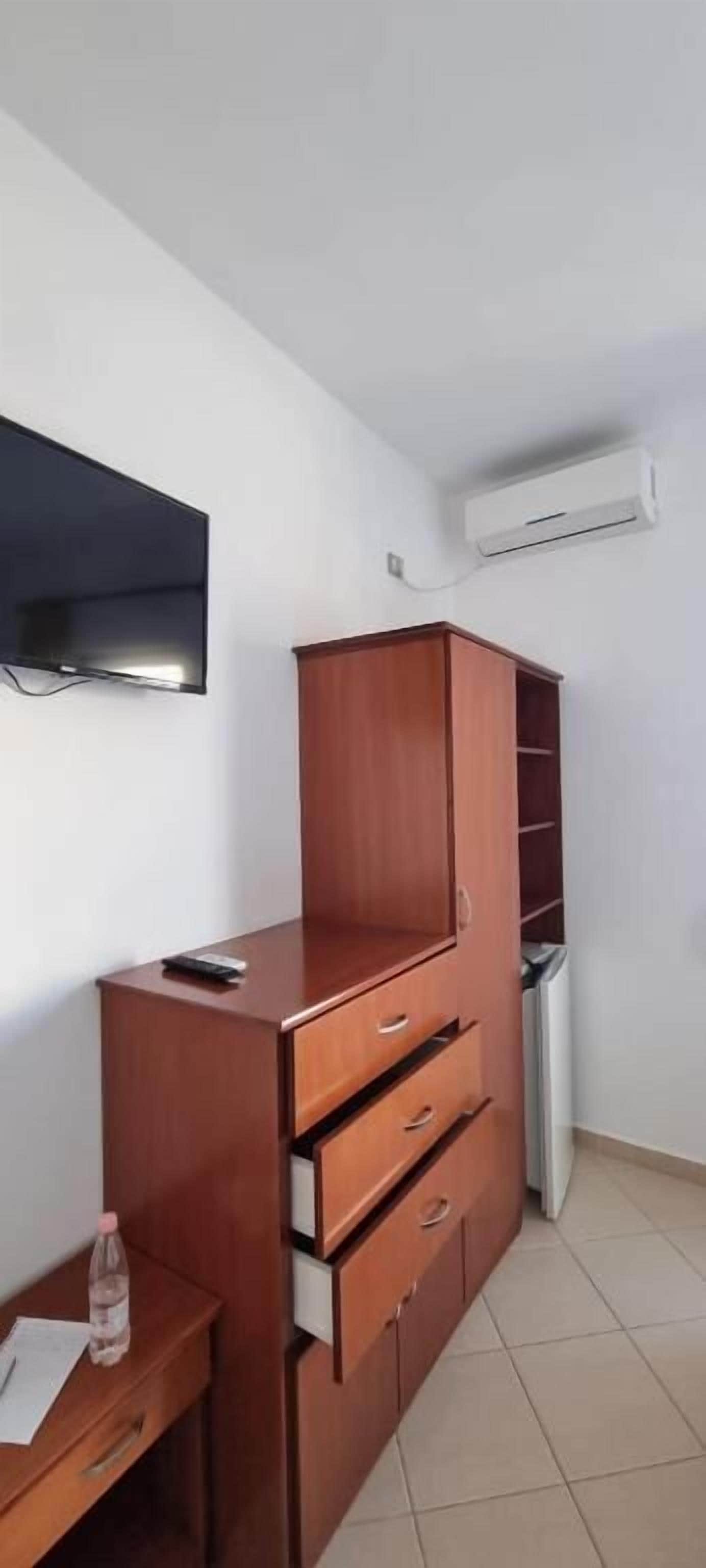 Triple Room | Desk, bed sheets