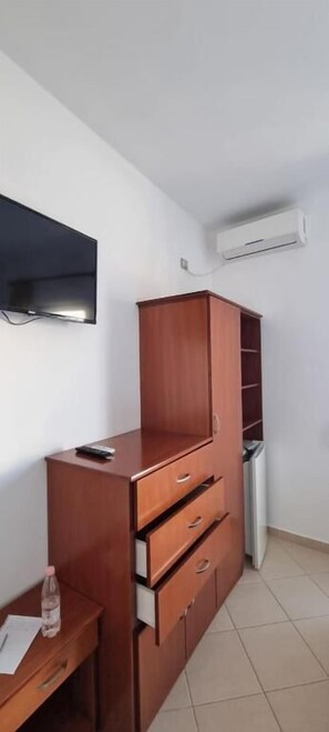 Habitación triple | Escritorio y ropa de cama