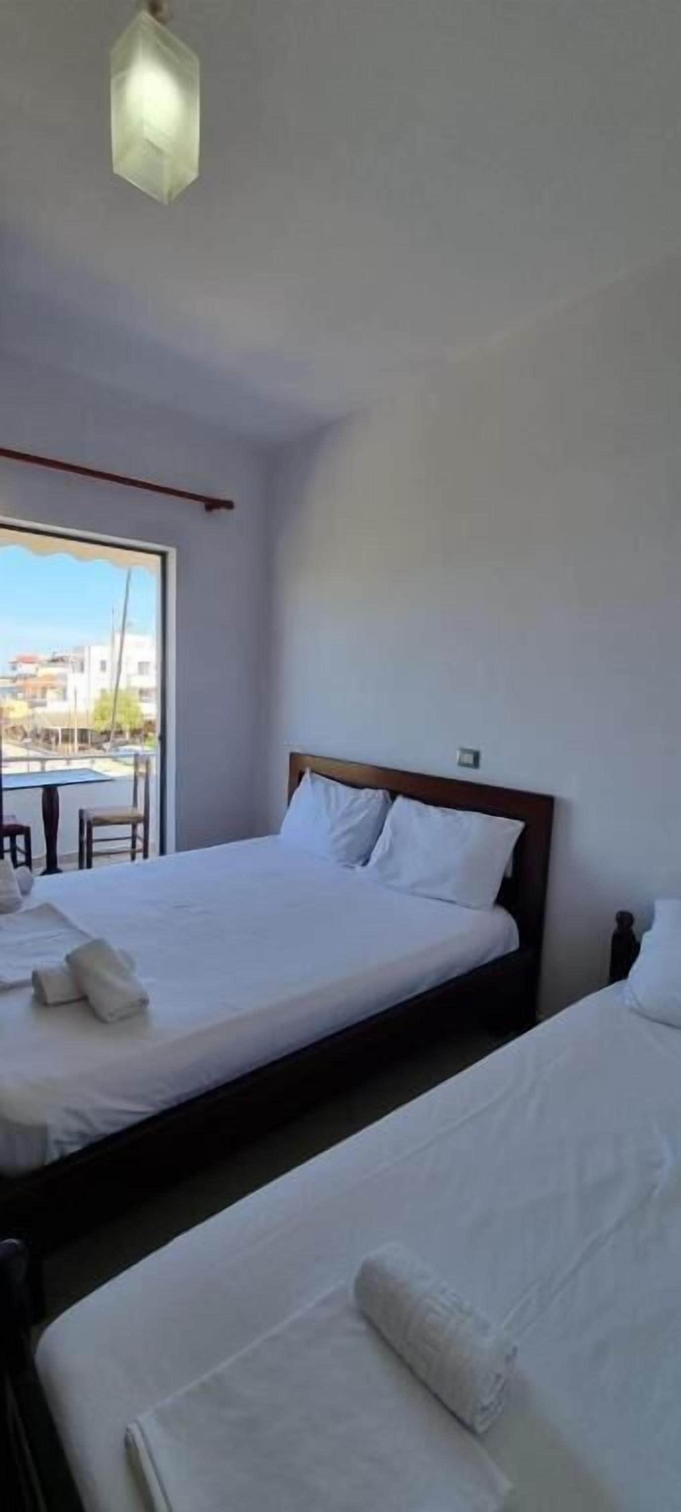 Quarto triplo | Escrivaninha, roupa de cama