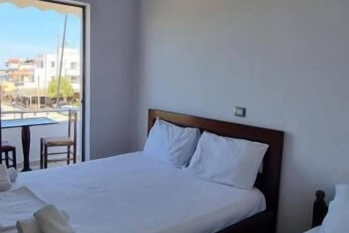 Habitación cuádruple | Escritorio y ropa de cama
