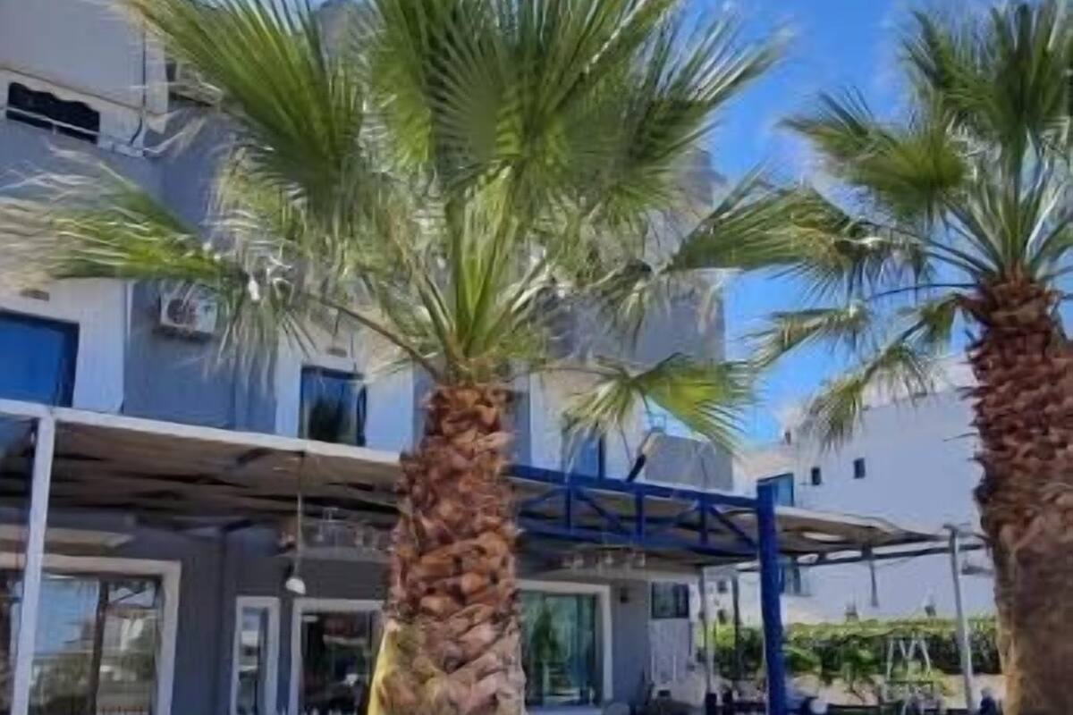 Quarto quádruplo | Escrivaninha, roupa de cama