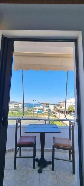 Habitación doble | Escritorio y ropa de cama