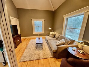 Living area - River Mist Escape: A Tranquil Mountain Retreat Overlooking the Allegheny River (Kennerdell)