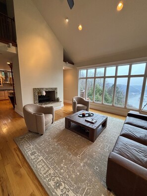 Living area - River Mist Escape: A Tranquil Mountain Retreat Overlooking the Allegheny River (Kennerdell)