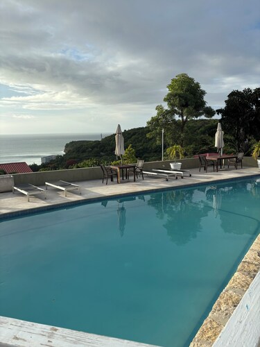 NEW Sapphire Shores -Serene Ocean-View 1 BDR Retreat walkable to Dickenson Bay