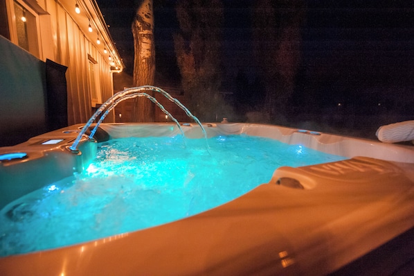Outdoor spa tub - Soak Under the Stars - Hot Tub, AC, Downtown Bungalow (Flagstaff)