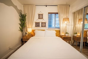 2 bedrooms, iron/ironing board, free WiFi, bed sheets - Soak Under the Stars - Hot Tub, AC, Downtown Bungalow (Flagstaff)