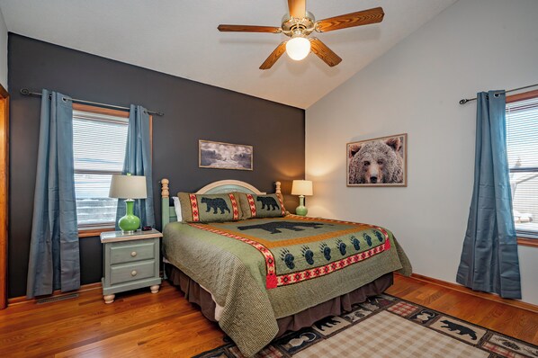 6 bedrooms, free WiFi, bed sheets - New! Modern Lakeview Ski Retreat w/ Hot Tub (McHenry)