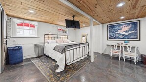 Unclassified image, 3 of 6, button - Charming Historic Bungalow w/ Loft & Private Basement Suite (Houston)
