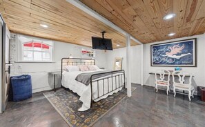 2 bedrooms, WiFi, bed sheets - Charming Historic Bungalow w/ Loft & Private Basement Suite (Houston)
