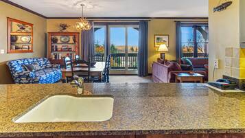 TV connectée, cheminée, livres