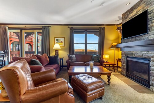 Stratton 2BR Walk2ALL Sleeps 6 Pool Hot Tub