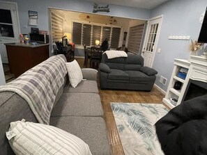 Smart-TV, Kamin, Videospiele, BĂŒcher