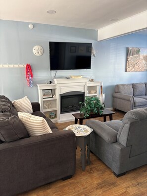 Una Smart TV, una chimenea, videojuegos, libros