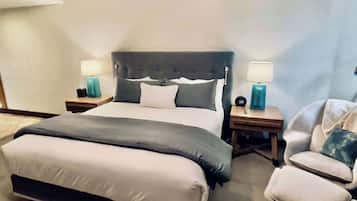 Studio, 1 King Bed, Fireplace, Mountain View (Sunrise Gondola Getaway) | Individually decorated, individually furnished