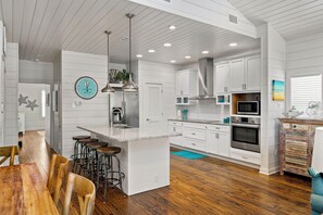 House (3 Bedrooms) | Property amenity - Dauphin Beach House (Port Aransas)