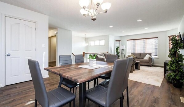 Interior - Chic 3BR Modern Home - Wi-Fi - Netflix - Sleeps 8! (Edmonton)