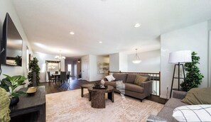 Smart TV - Chic 3BR Modern Home - Wi-Fi - Netflix - Sleeps 8! (Edmonton)