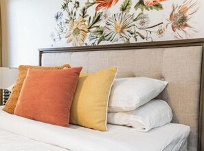 3 bedrooms, desk, iron/ironing board, free WiFi - Chic 3BR Modern Home - Wi-Fi - Netflix - Sleeps 8! (Edmonton)