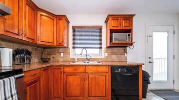 雪櫃、微波爐、焗爐、爐具