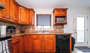 Fridge, microwave, oven, stovetop - Chic 3BR Modern Home - Wi-Fi - Netflix - Sleeps 8! (Edmonton)