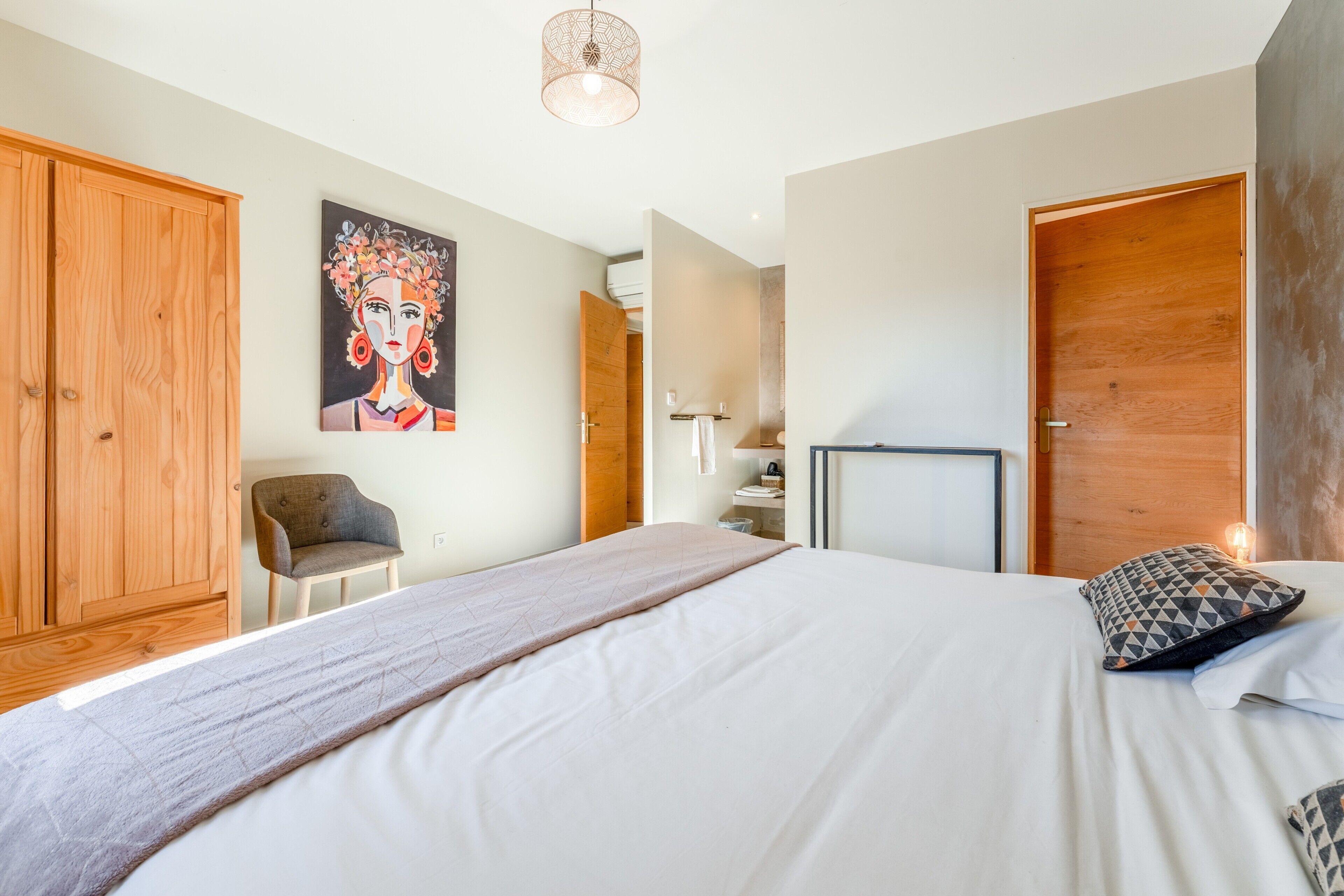 Tabla de planchar con plancha, wifi y ropa de cama 