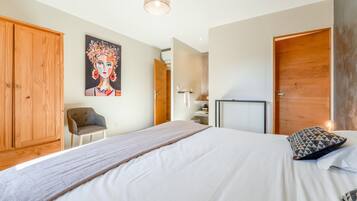 Tabla de planchar con plancha, wifi y ropa de cama