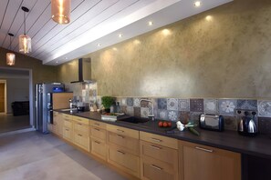 Een koelkast, een microgolfoven, een oven, een kookplaat