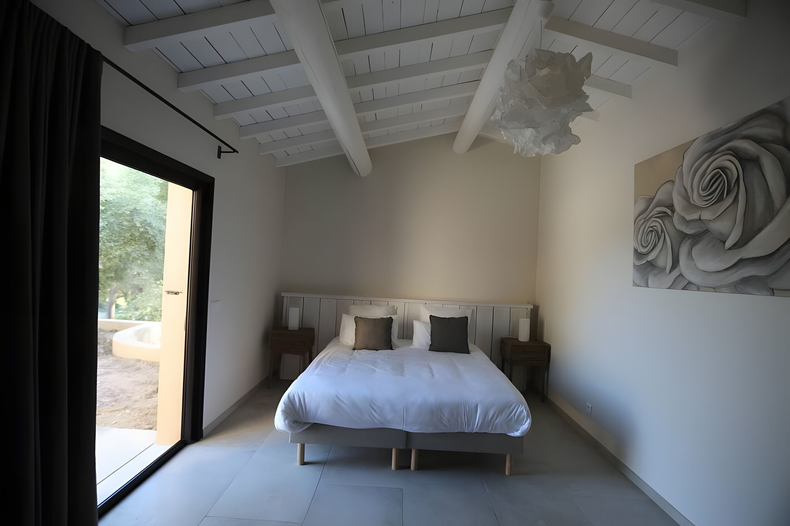 Een strijkplank/strijkijzer, wifi, beddengoed