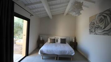 Een strijkplank/strijkijzer, wifi, beddengoed