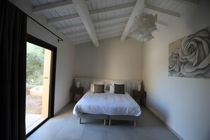 Een strijkplank/strijkijzer, wifi, beddengoed