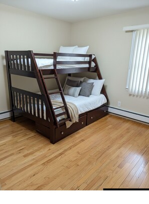 Iron/ironing board, WiFi, bed sheets - Charming 3BR Home Perfect for Families & Groups (Bayonne)
