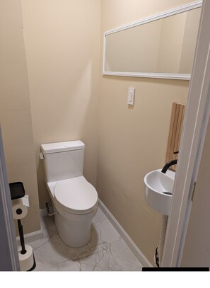 Hair dryer, towels, soap, toilet paper - Charming 3BR Home Perfect for Families & Groups (Bayonne)
