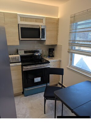 Private kitchen - Charming 3BR Home Perfect for Families & Groups (Bayonne)