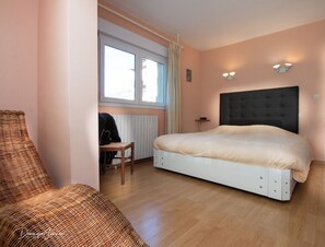 3 soverom, skrivebord, strykejern/-brett og reiseseng for barn