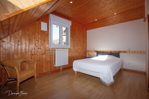 3 habitaciones, escritorio y tabla de planchar con plancha 