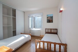 3 slaapkamers, een bureau, een strijkplank/strijkijzer, reisbedje