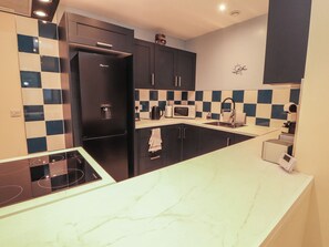 Dishwasher, cookware/dishes/utensils - 20 Lorton Street (Cockermouth)