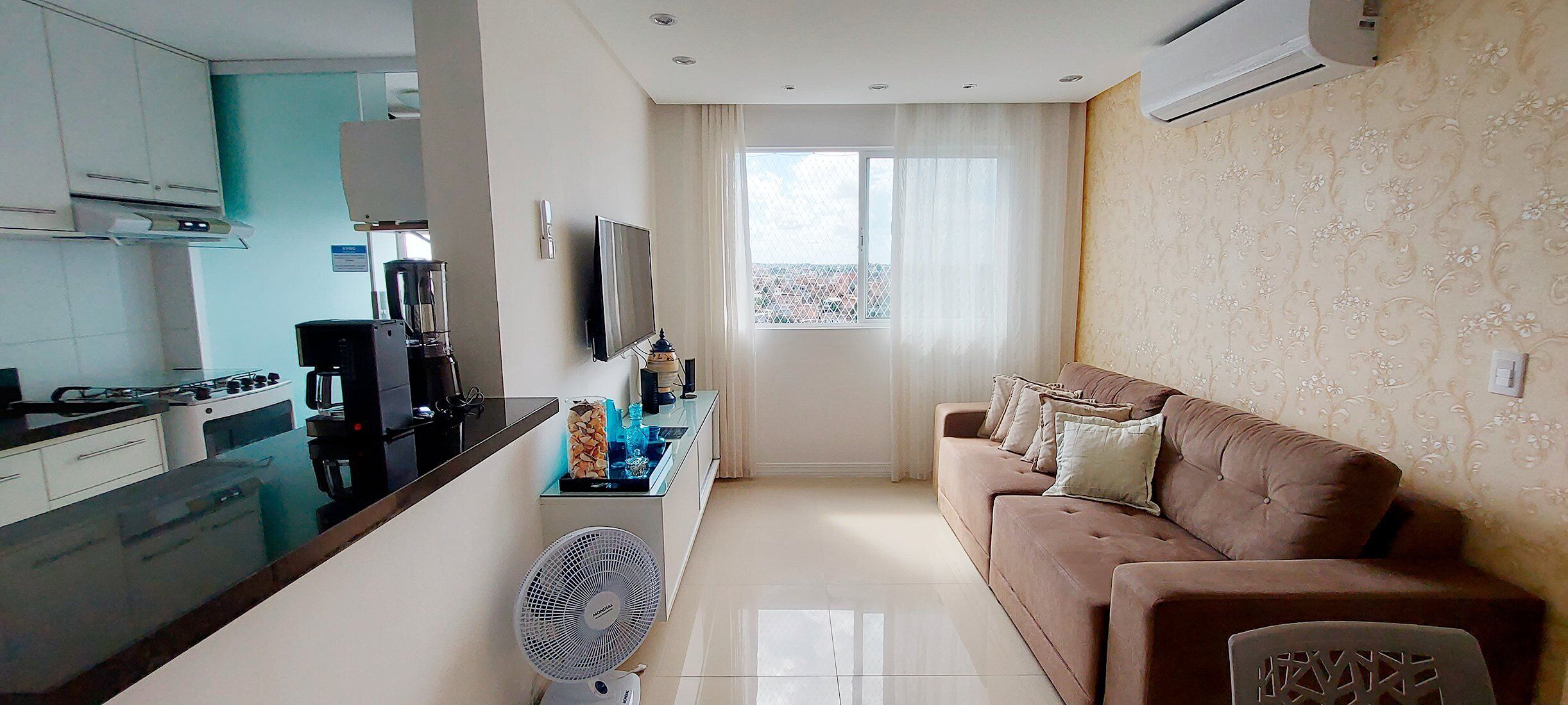 Basic-Apartment | Wohnbereich | 32-Zoll-Smart-TV mit Digitalempfang, Streaming-Dienste