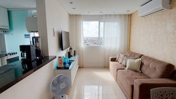 Basic-Apartment | Wohnbereich | 32-Zoll-Smart-TV mit Digitalempfang, Streaming-Dienste