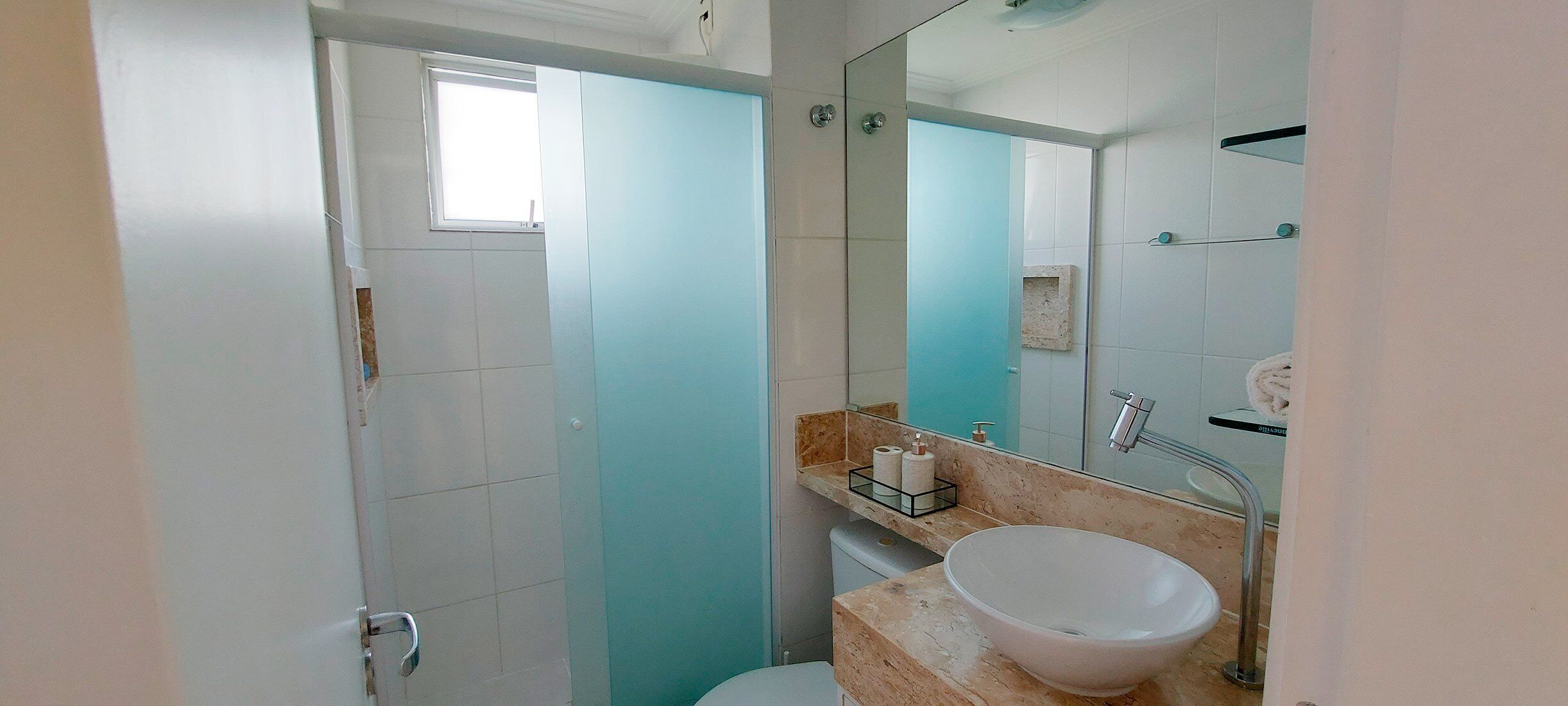 Basic-Apartment | Badezimmer | Dusche, Handtücher, Seife, Toilettenpapier