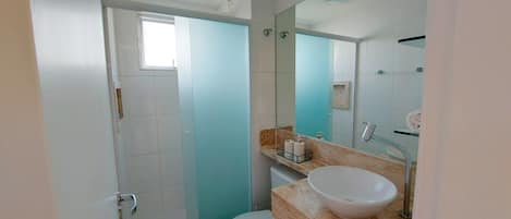 Basic-Apartment | Badezimmer | Dusche, Handtücher, Seife, Toilettenpapier