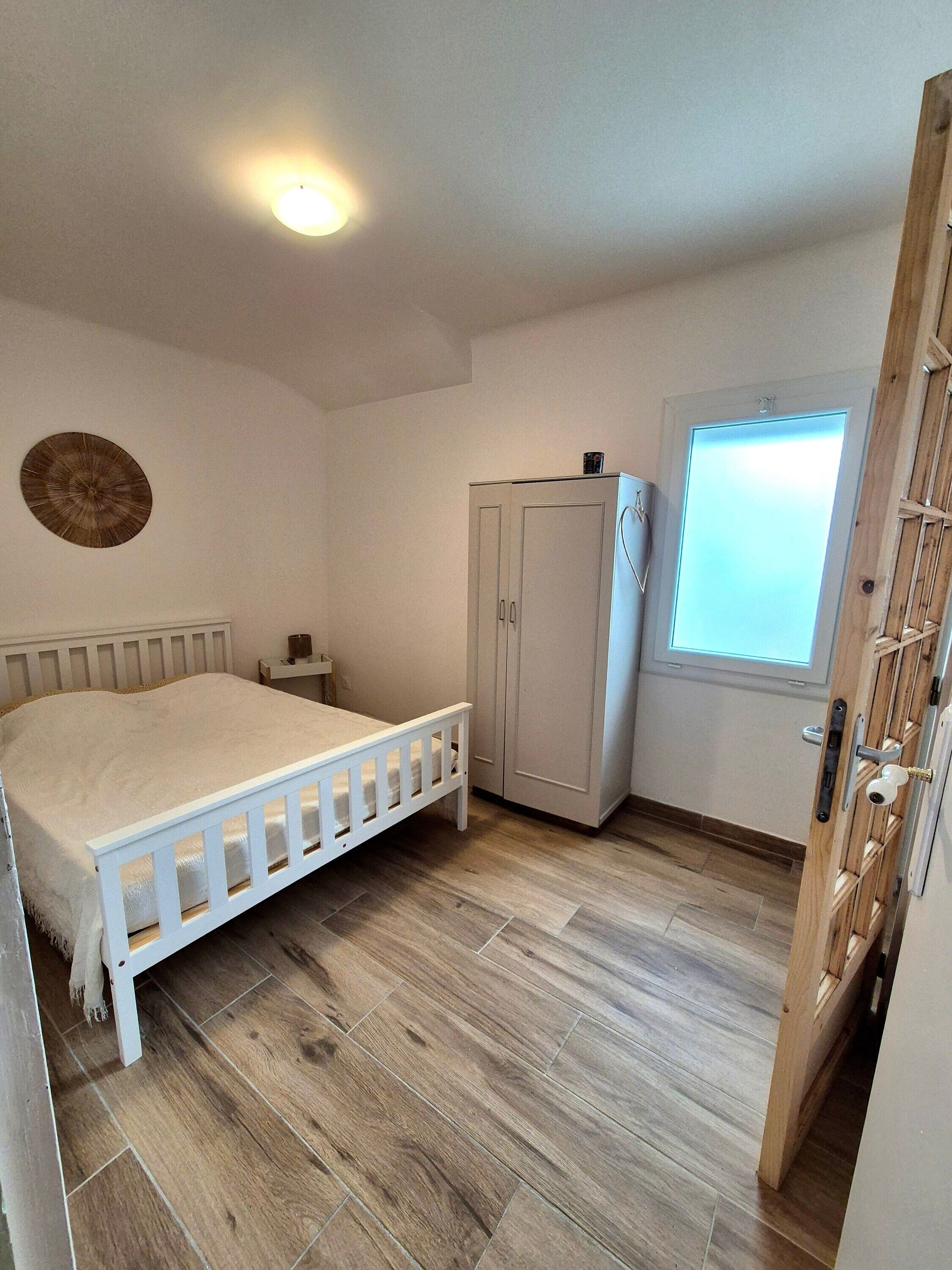 Strykjärn/strykbräda, wi-fi och sängkläder