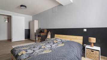 Iron/ironing board, WiFi, bed sheets