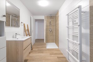 Dusche, Haartrockner, Handtücher