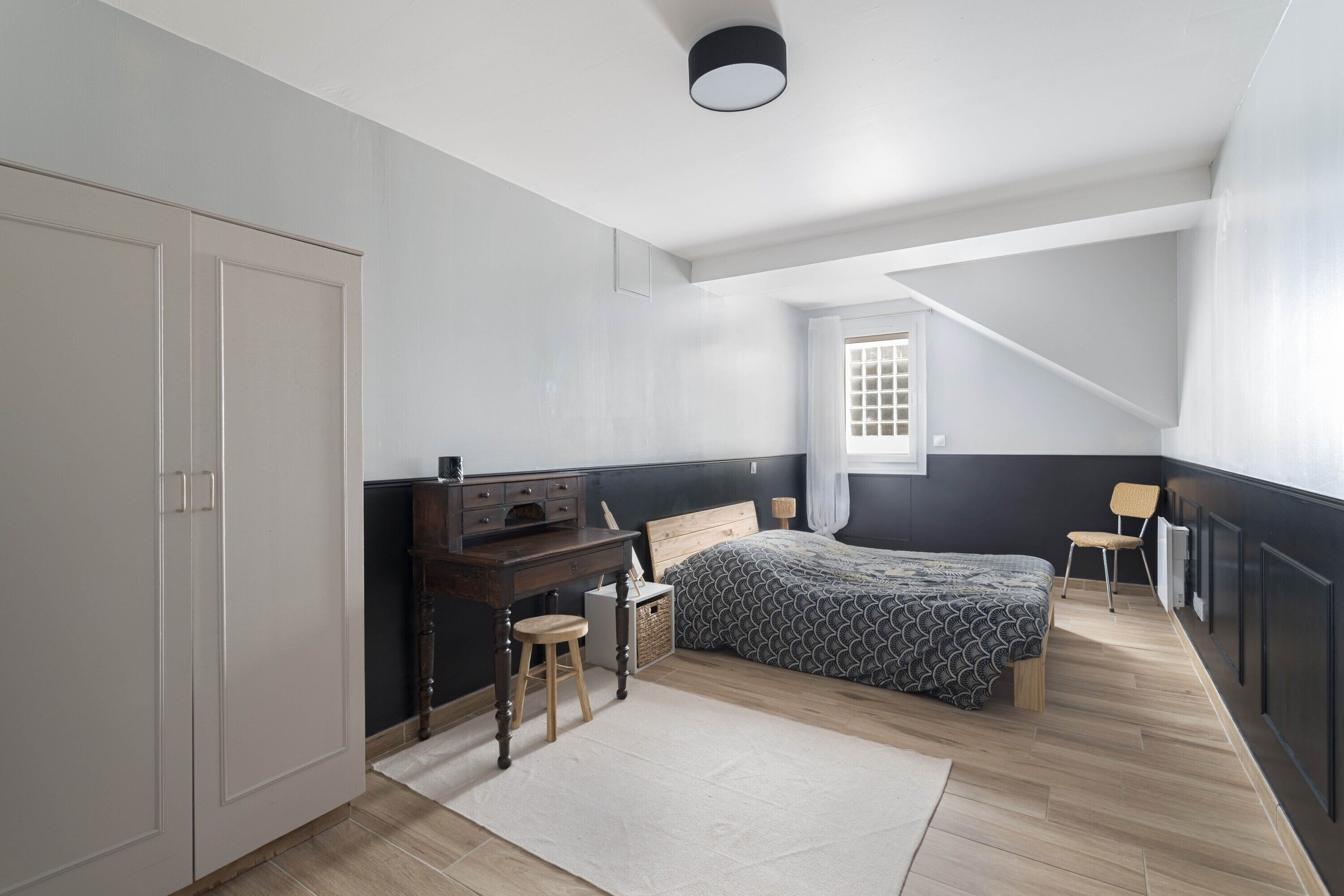 Een strijkplank/strijkijzer, wifi, beddengoed